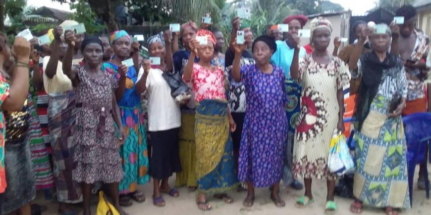 Governor Uzodimma’s Agent Ties Palliatives Shared Out To Women In Imo Community To Votes For APC Ahead Of Election